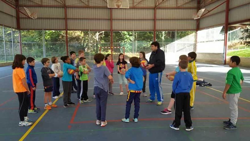 Asistentes al curso de voleibol en Cangas de Onís, con Dani Vega.