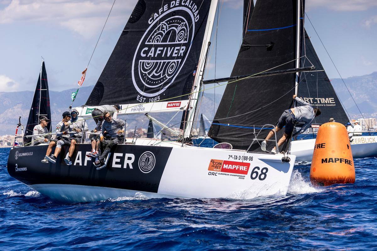 La tripulación del CAFIVER durante la Copa del Rey Mapfre.