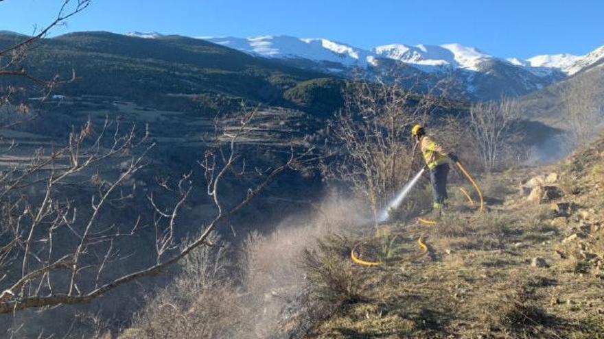 Cremen 1,2 hectàrees de matolls a Bellver de Cerdanya