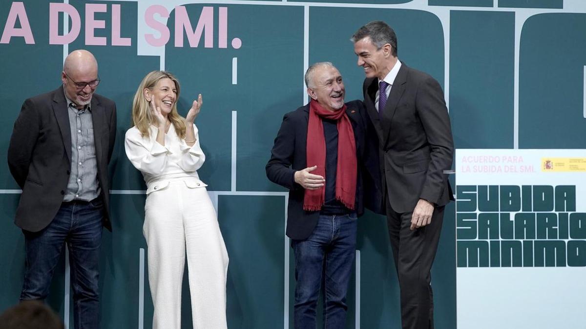 Un momento de la firma para la subida del SMI al 3,1% en España para 2026.