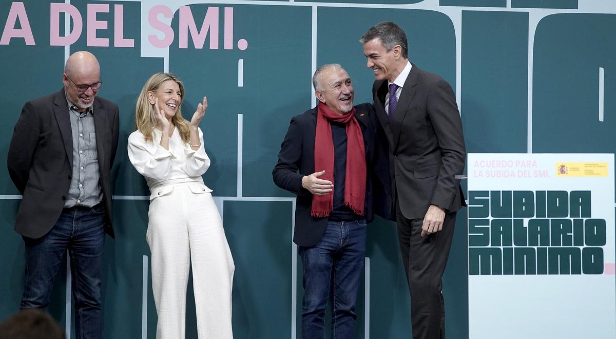Pedro Sánchez, Yolanda Díaz, Unai Sordo y Pepe Álvarez en la firma del acuerdo de la subida del SMI.