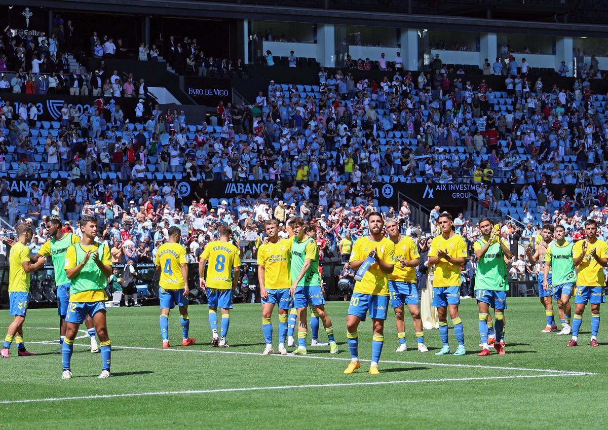 Los jugadores de la UD aplauden a la afición amarilla tras el choque de Balaídos.