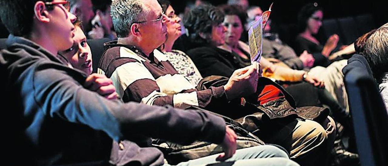 Espectadores de una de las proyecciones del cine del Niemeyer.