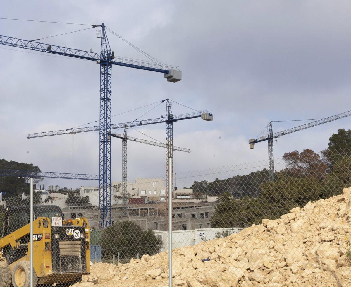 Grúas en una obra en Cala Gració.