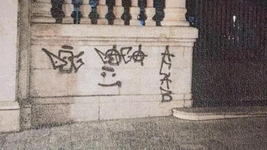 Detenido por realizar pintadas en las fachadas del Ayuntamiento