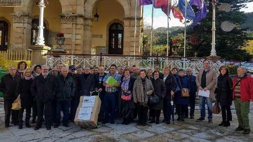 Vecinos y autoridades, ayer, concentrados delante del Ayuntamiento de Villaviciosa con las firmas.