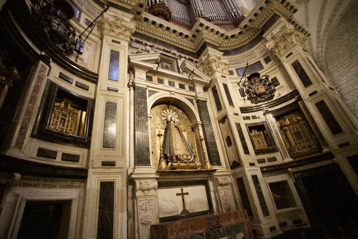 Fuera de lo que es el museo, en el trascoro de la Catedral de Murcia, hay una capilla que tiene numerosos relicarios, apunta el canónigo Ibáñez.