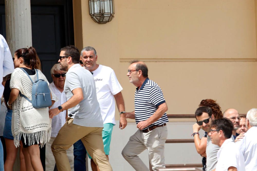 Imágenes de emoción y tristeza entre los amigos, familiares, jugadoras y gente del balonmano y el deporte malagueño en general, en la despedida a Diego Carrasco en Parcemasa.