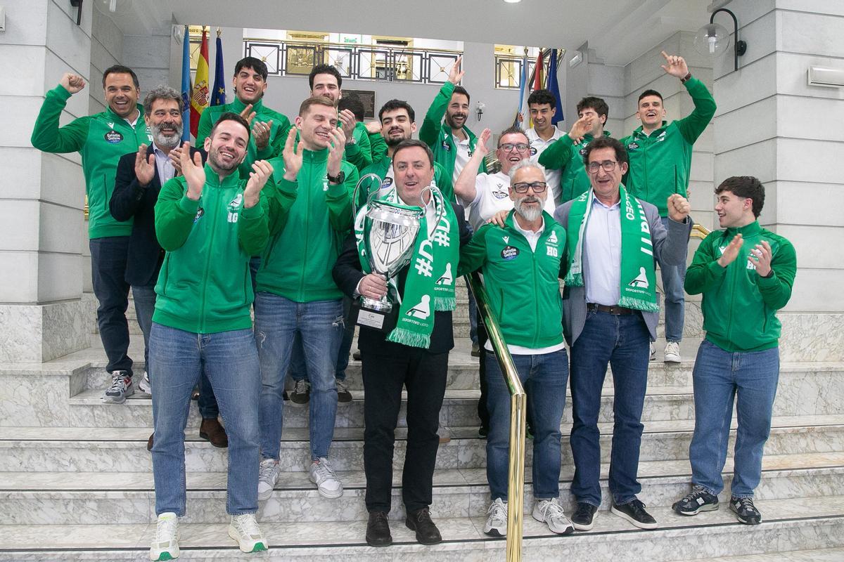 Los jugadores verdiblancos celebran la Copa del Rey en la Diputación de A Coruña, con Valentín González Formoso y Antonio Leira.