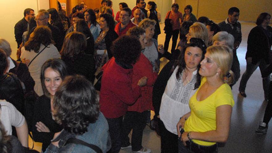 Trabajadoras de la conservera y vecinos de Cangas, tras la proyección.  // Gonzalo N.