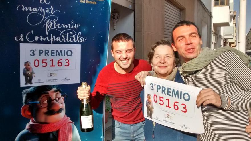 Los loteros de Orpesa celebran el tercer premio de la Lotería de Navidad.
