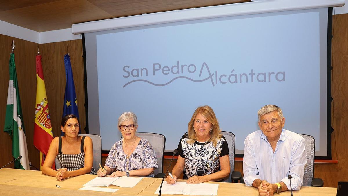 Firma del acuerdo entre la alcaldesa, Ángeles Muñoz, y la presidenta de la entidad, Teresa Barroso