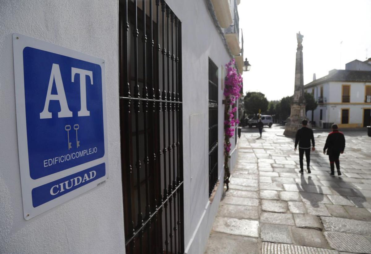 Fachada de un establecimiento turístico en la plaza del Potro.