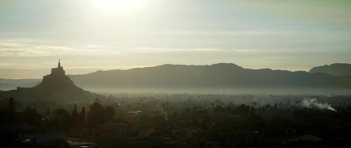Una imagen de archivo de la ciudad de Murcia cubierta por una 'nube' de contaminación