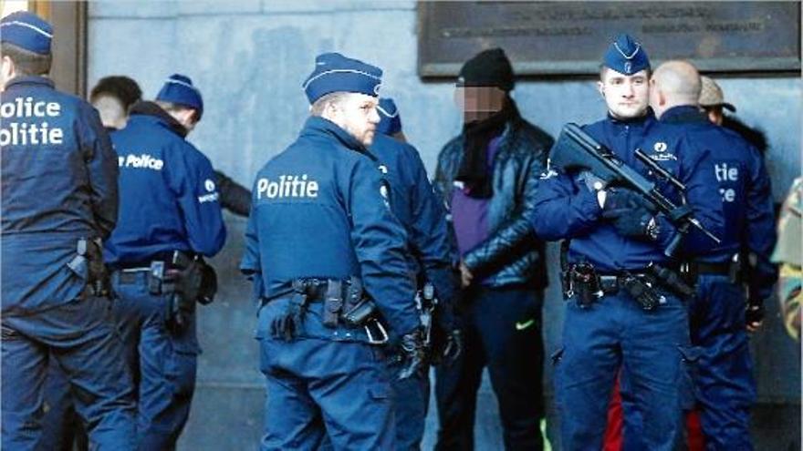 Brussel·les segueix paralitzada       i a la recerca del terrorista fugit