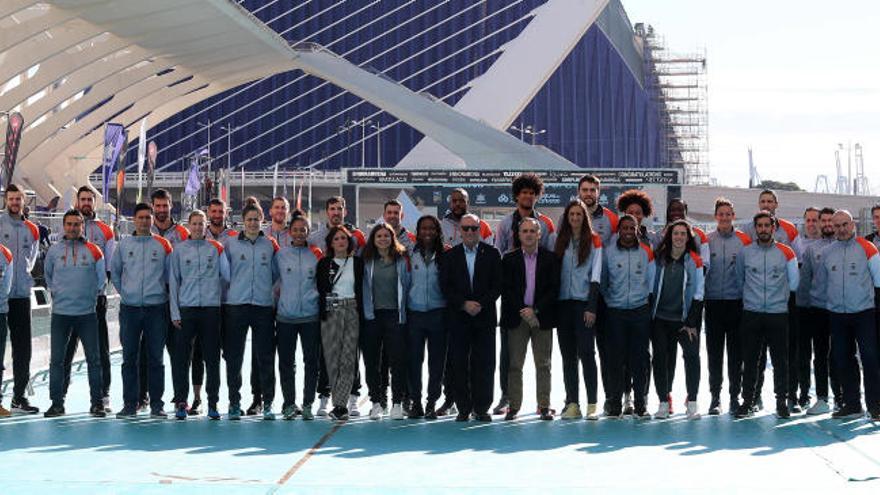 El equipo femenino y masculino del Valencia Basket, en la meta del Maratón.