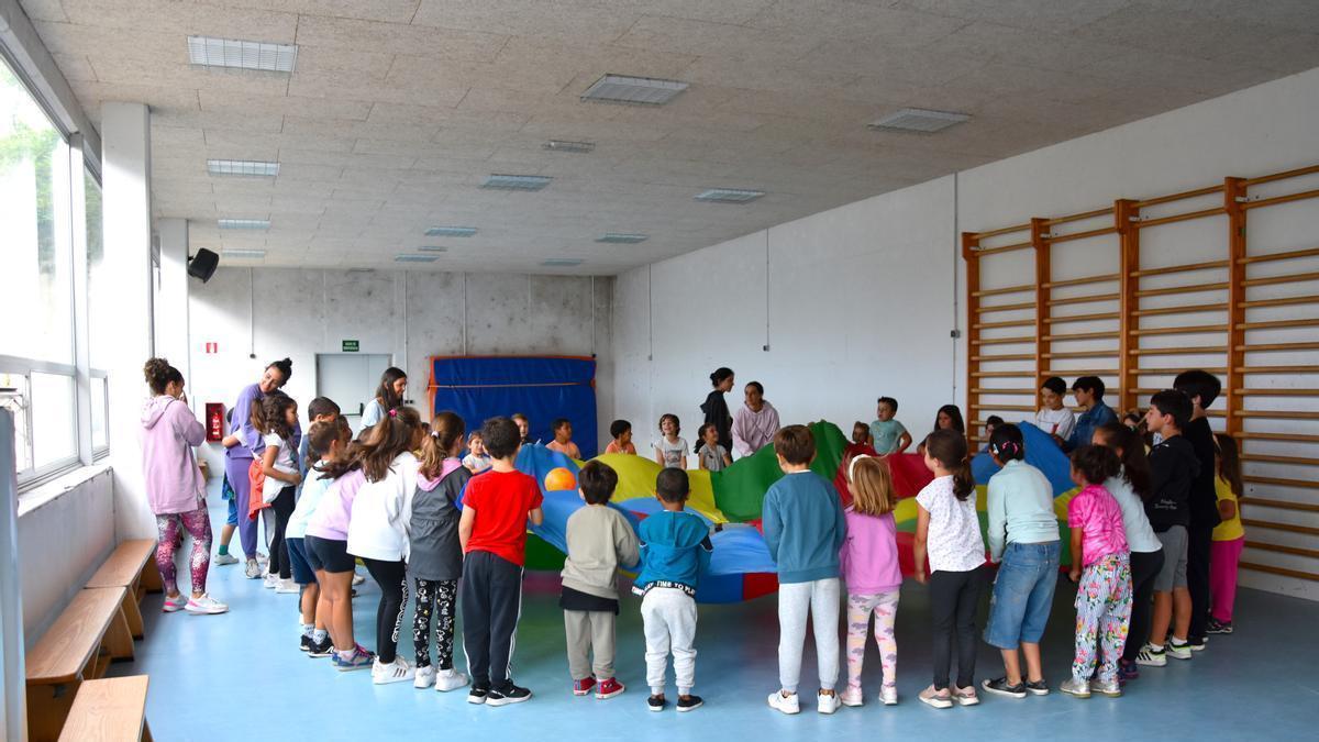 Participantes nunha das actividades da Escola de Verán de Ames.