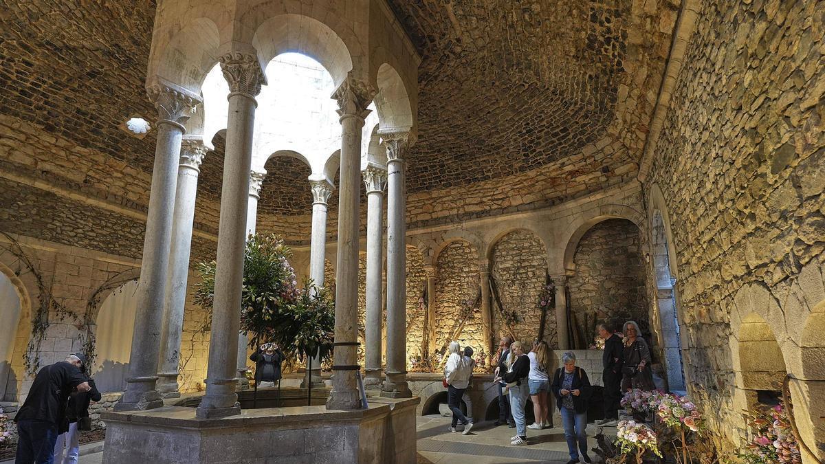 Els Banys Àrabs, engalanats per la mostra «Girona, Temps de Flors», són un dels grans reclams per als visitants.