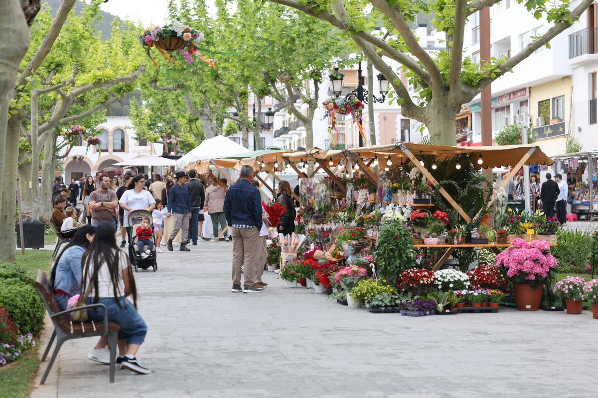 Flores, motos y coches en 'Anar a maig' en las fiestas de Santa Eulària