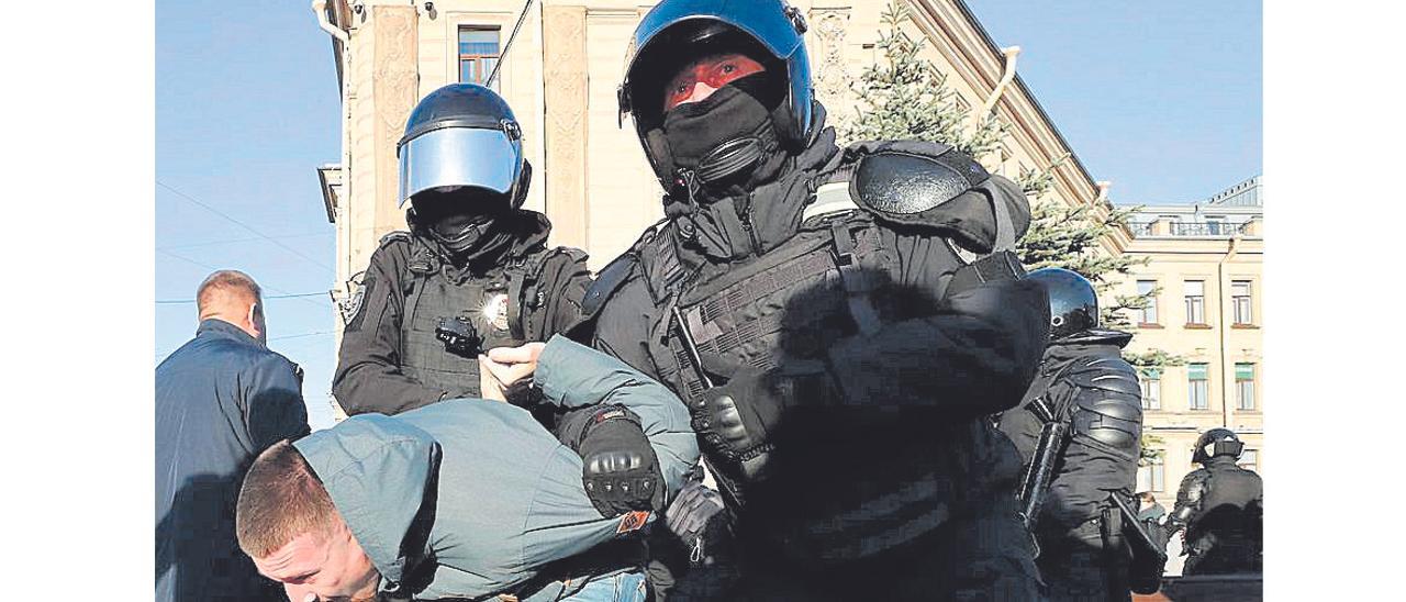 Dos policies s’emporten un detingut a Sant Petersburg.