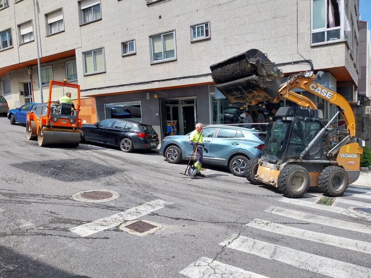El reasfaltado de la PO-551 a su paso por Cangas y el bache de la calle Alexandre Cribeiro