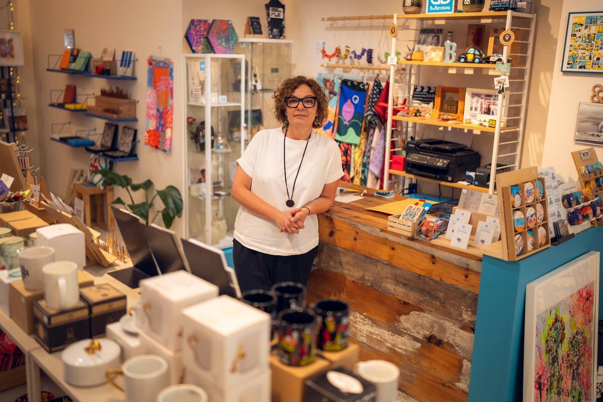 Maite Guillén, propietaria de la tienda de souvenirs locales y de diseño 'B de Barcelona'
