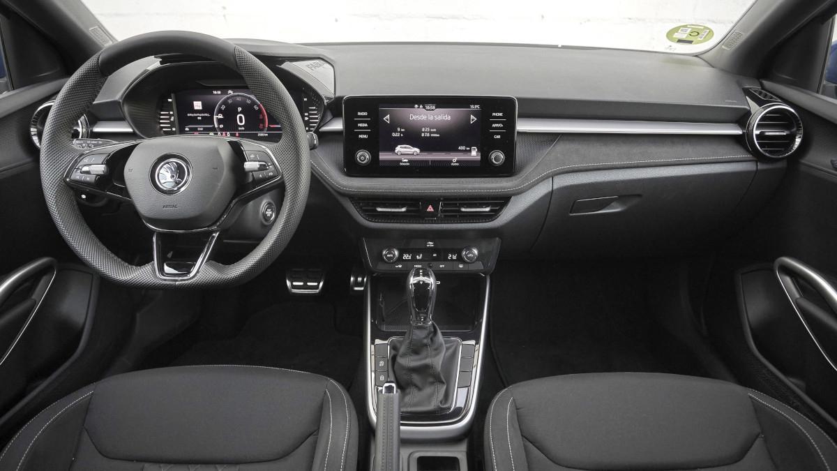 El interior del nuevo Škoda Fabia cuenta con una nueva instrumentación digital y una pantalla central de 9,2 pulgadas.