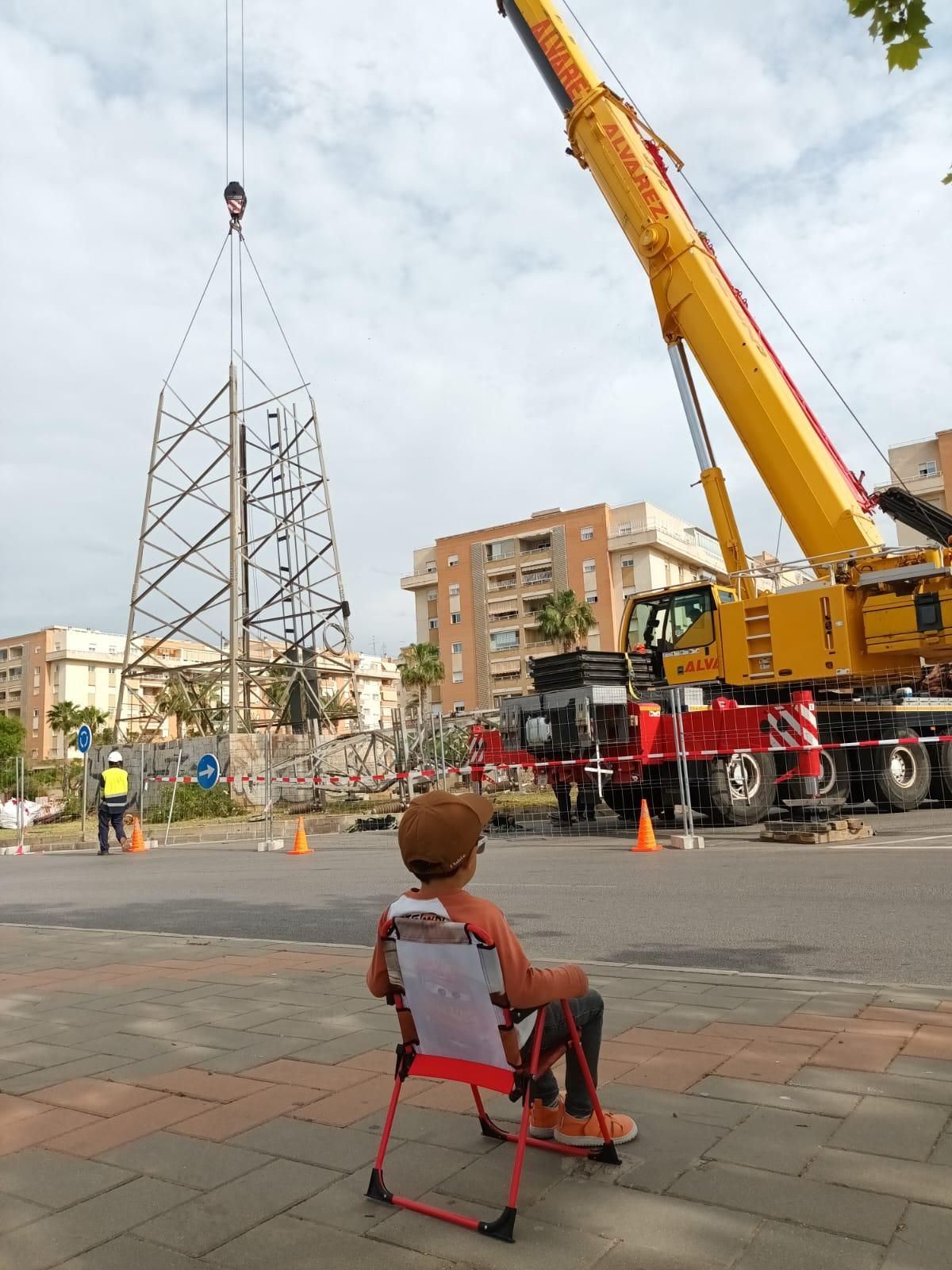 Retirada de la torre de alta tensión en Navarro Ledesma.