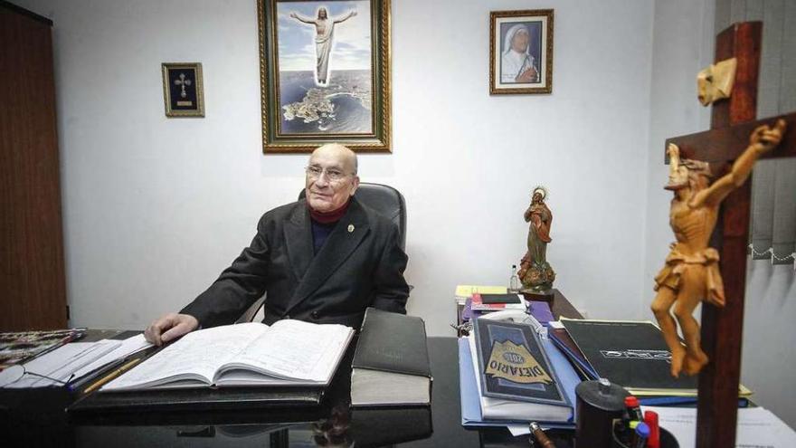 El sacerdote José Godoy, en su despacho.