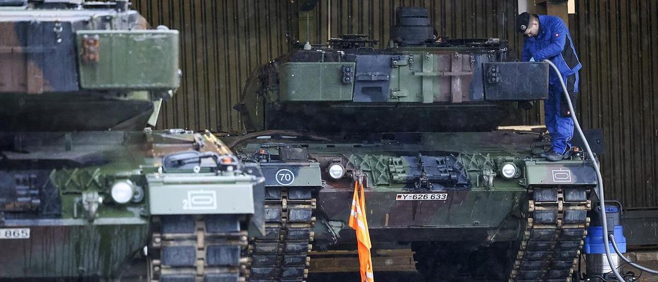 Trabajos de mantenimiento en un carro de combate Leopard 2A6 alemán.