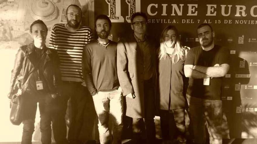 Por la izquierda, Vera Robert, Alejandro Díaz, Marco M. Merino, José Luis Cienfuegos, Marta F. Crestelo y Ramón Lluis Bande, en una foto tomada en noviembre de 2014 en Sevilla, cuando los asturianos Merino y Bande fueron premiados en el festival andaluz.