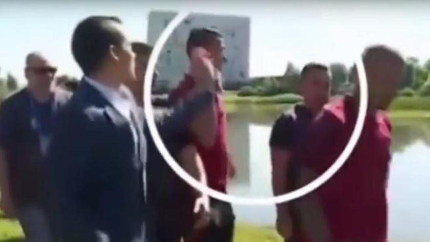 Cristiano Ronaldo quita el micrófono a un periodista y lo tira al agua