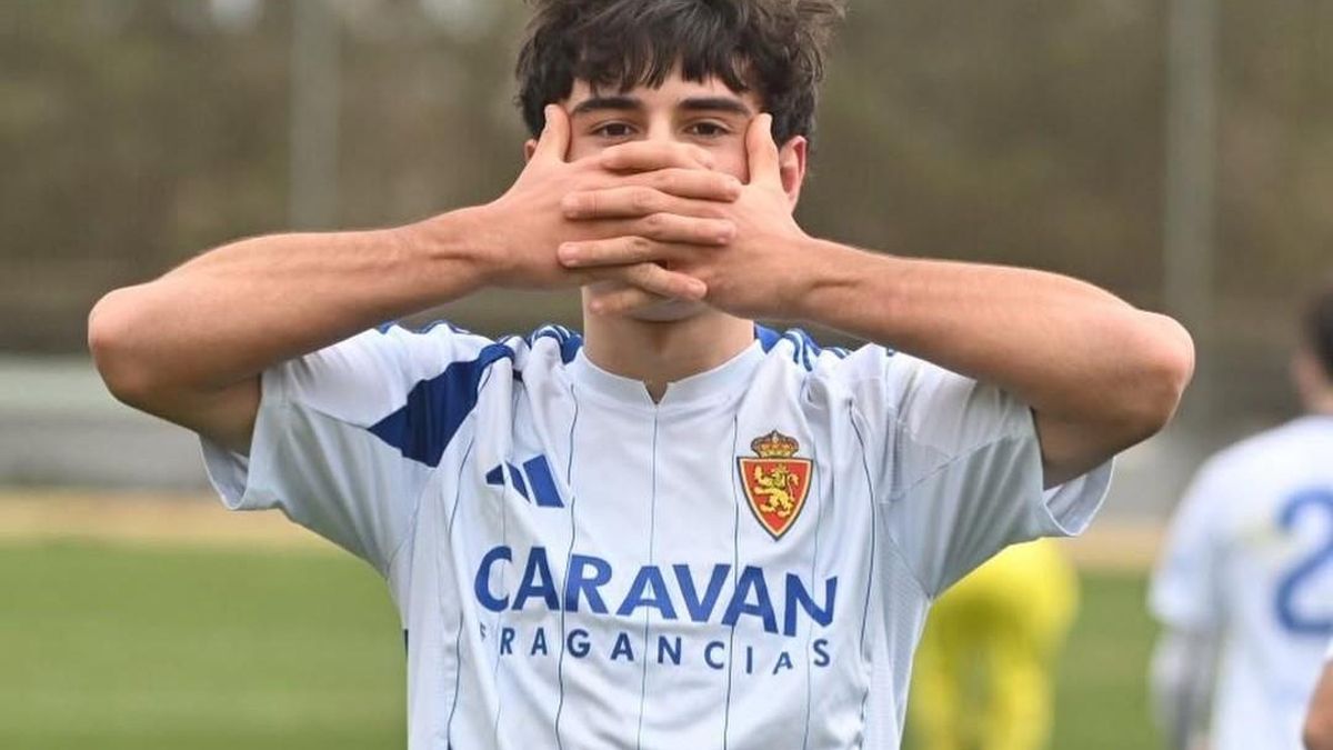 Ratón celebra un gol con el juvenil zaragocista.