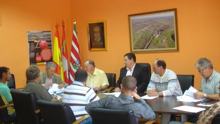 Corporación municipal de Trabazos, presidida por el alcalde, Javier Faúndez.