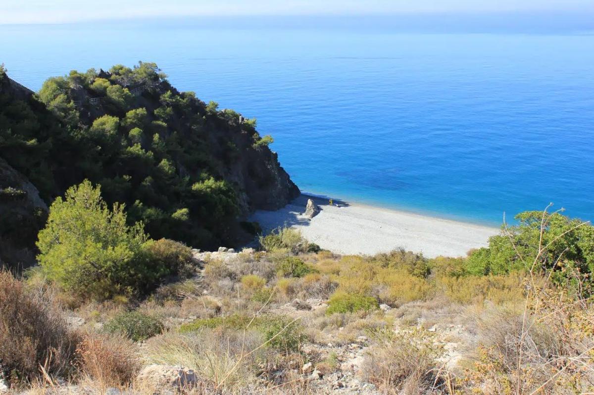 Esta es la playa más desconocida y escondida de toda Málaga.