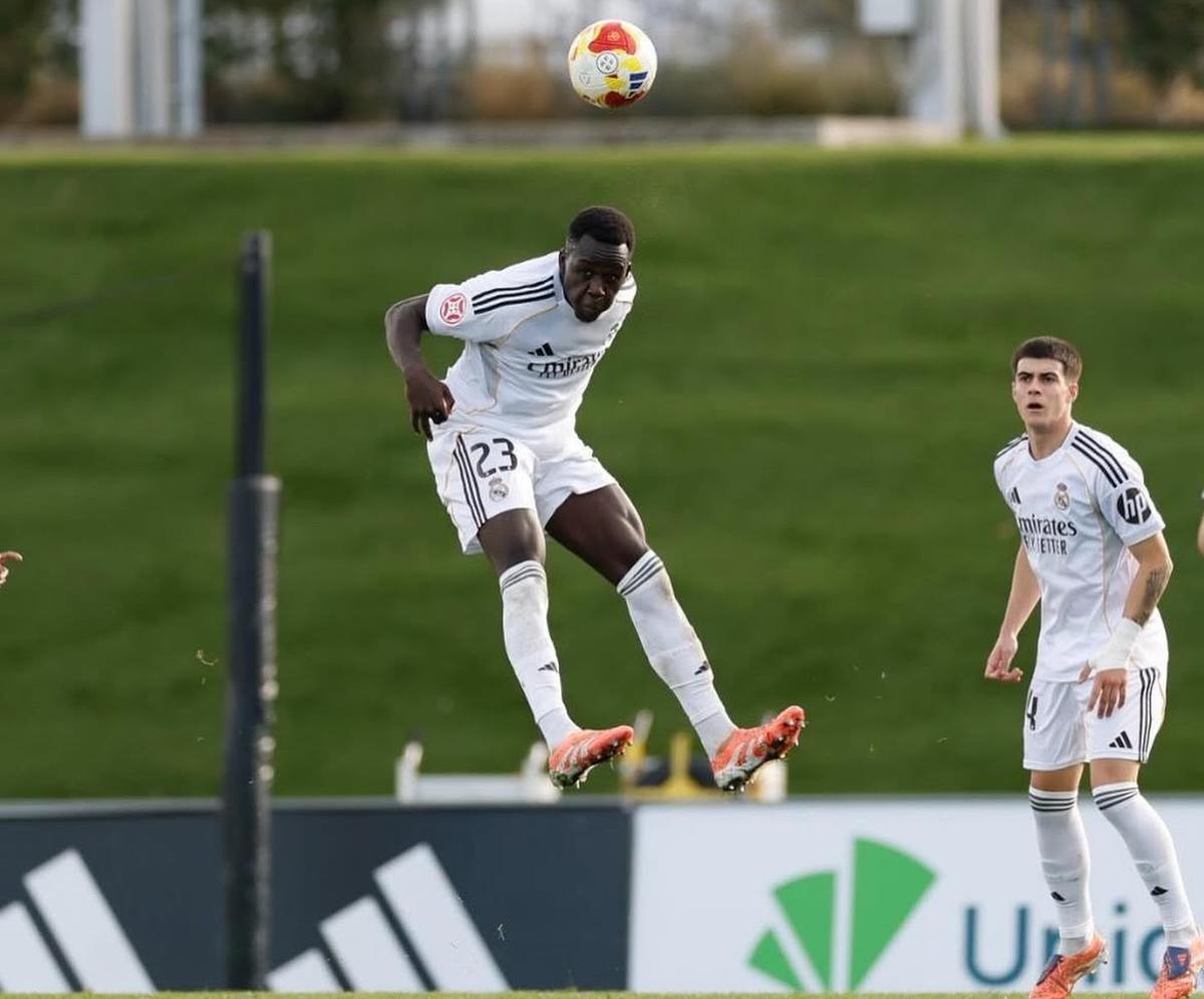 Lamini Fati despeja un balón en un duelo del Real Madrid Castilla