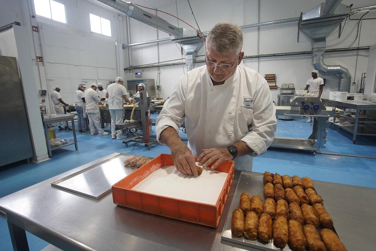 Julià Castelló a l'obrador d'El Xuixo de Can Castelló a Banyoles