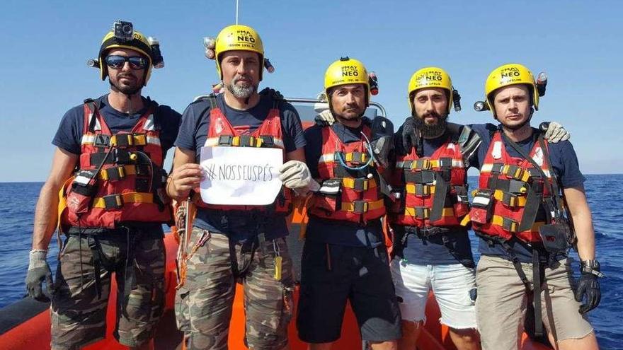 Bomberos de Proem-Aid agradeciendo desde el Mediterráneo el apoyo del festival grovense. // FdV