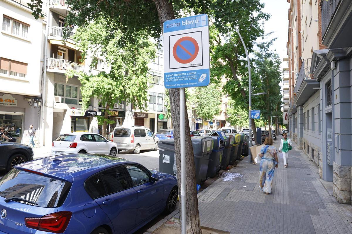 Aparcaments de zona blava al carrer de la Creu.