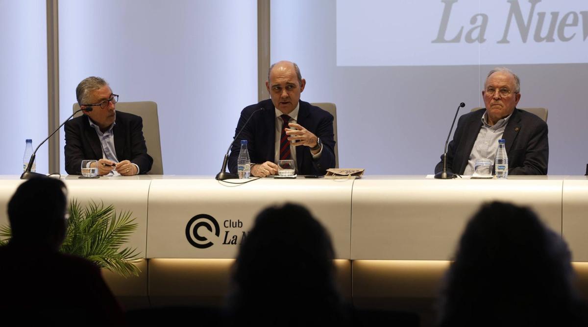 Pedro Trabajo, Francisco Uría y Ángel García Prieto, ayer en el Club LA NUEVA ESPAÑA.  | LUSIMA MURIAS