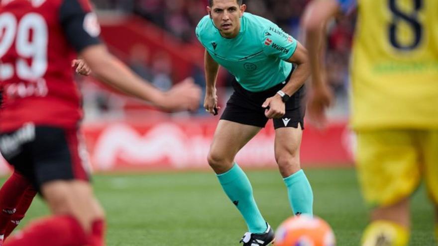 Muresan Muresan, atento durante uno de los lances del Mirandés-Deportivo. | LaLiga