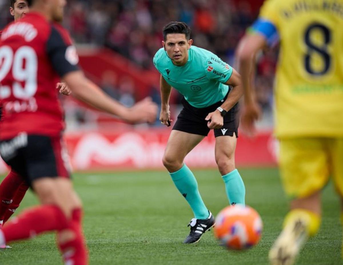 Muresan Muresan, atento durante uno de los lances del Mirandés-Deportivo. |  LaLiga