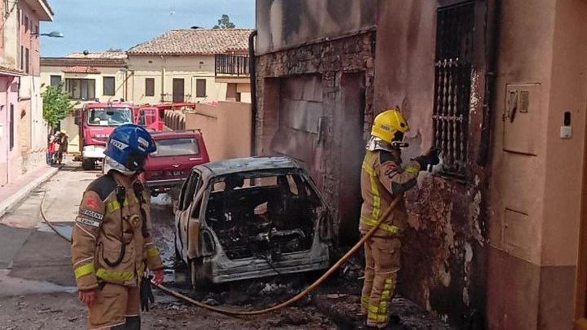 Els Bombers treballant en l'incendi d'Agullana