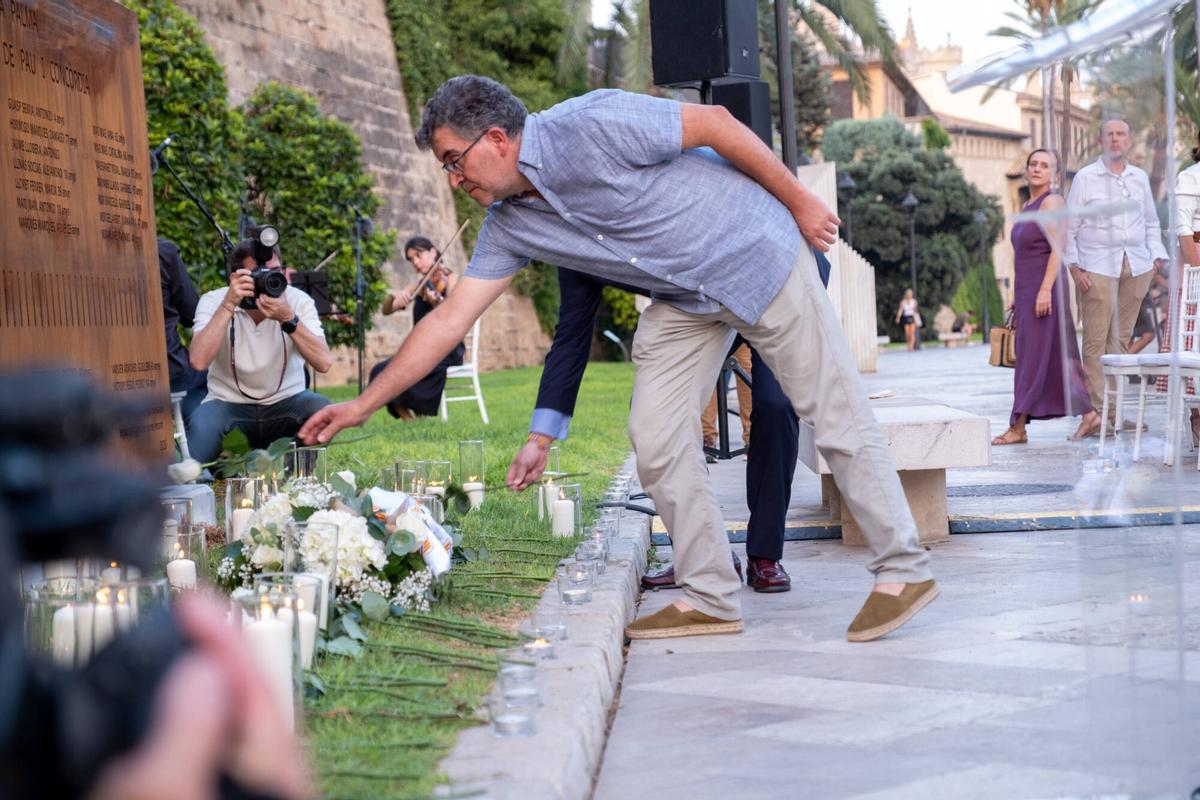 Prohens homenajea a las víctimas de los bombardeos republicanos sobre Palma en un acto sin Memòria de Mallorca