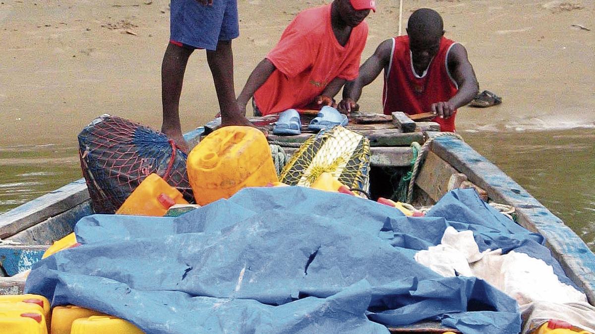 En Diogue (Senegal) preparativos para la salida de un cayuco en dirección a España en un brazo del río Cassamance.