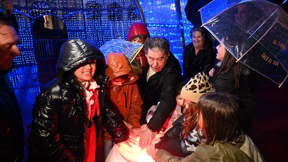 El alcalde, junto con los niños, enciende el alumbrado de Navidad,
