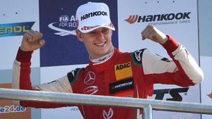 Mick Schumacher celebra una de sus victorias en la Fórmula Europea.