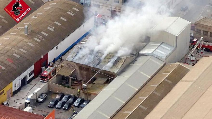 Dos intoxicados en el incendio de un almacén en Alicante