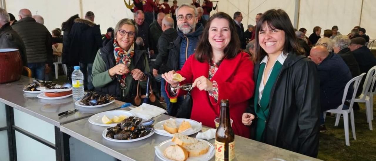 La alcaldesa y el gobierno se animaron a comer en la carpa   | // G.NÚÑEZ