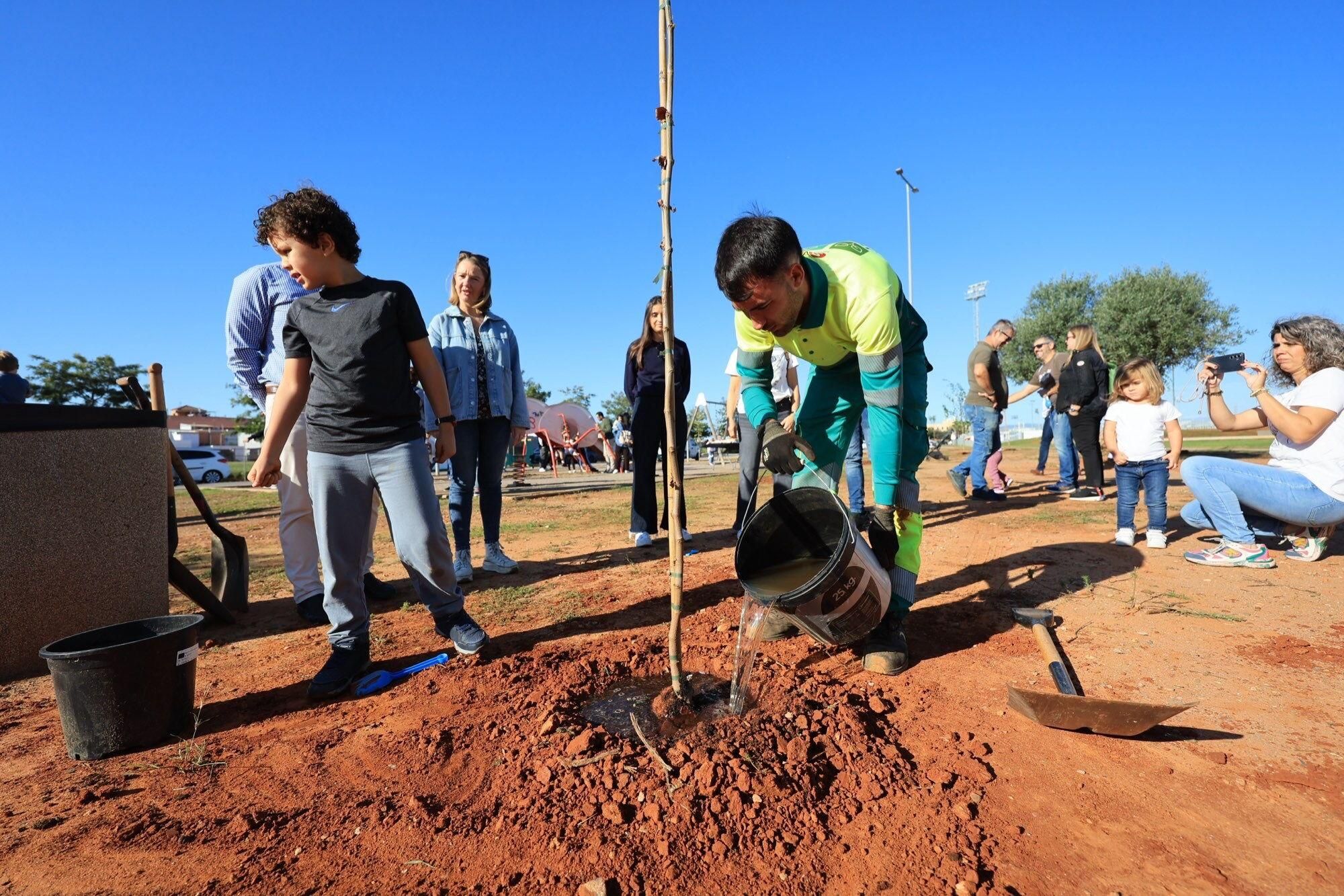  Éxito de la plantación de árboles por parte de personal y familias de Pamesa Grupo Empresarial en la Ciutat Esportiva Municipal de Vila-real que ha tenido lugar en la mañana. de este sábado La acción, que forma parte de la Responsabilidad Social Corporativa del grupo, está incluida en la programación del 20.º Mes de la Sostenibilidad de la Concejalía de Medio Ambiente.